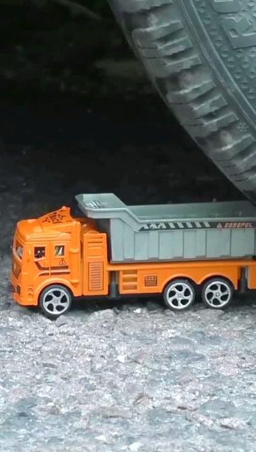 大皮卡對(duì)上玩具汽車(chē) 一場(chǎng)懸殊的碰撞與小車(chē)銷(xiāo)售的啟示
